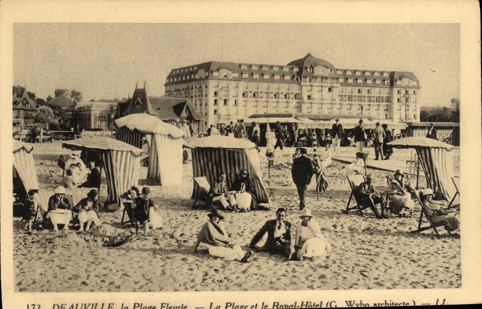POSTAL Deauville de la VENDIMIA la playa florecida la playa y el hotel real