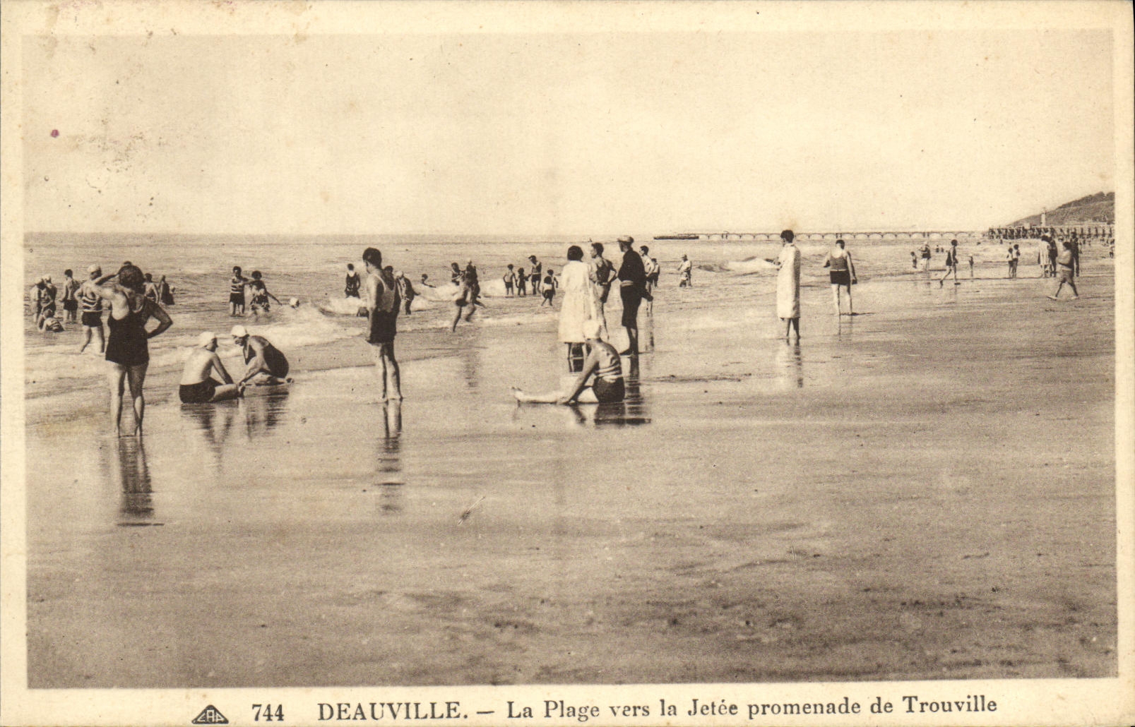 POSTAL Deauville de la VENDIMIA la playa hacia el promende del embarcadero de Trouville