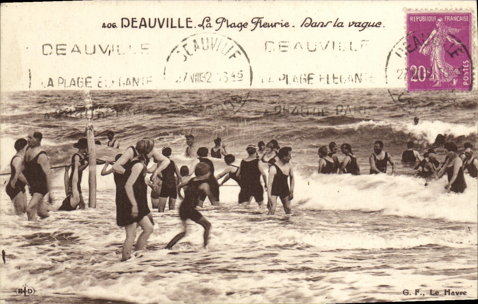 CPA Deauville La Plage Fleurie Dans la Vague
