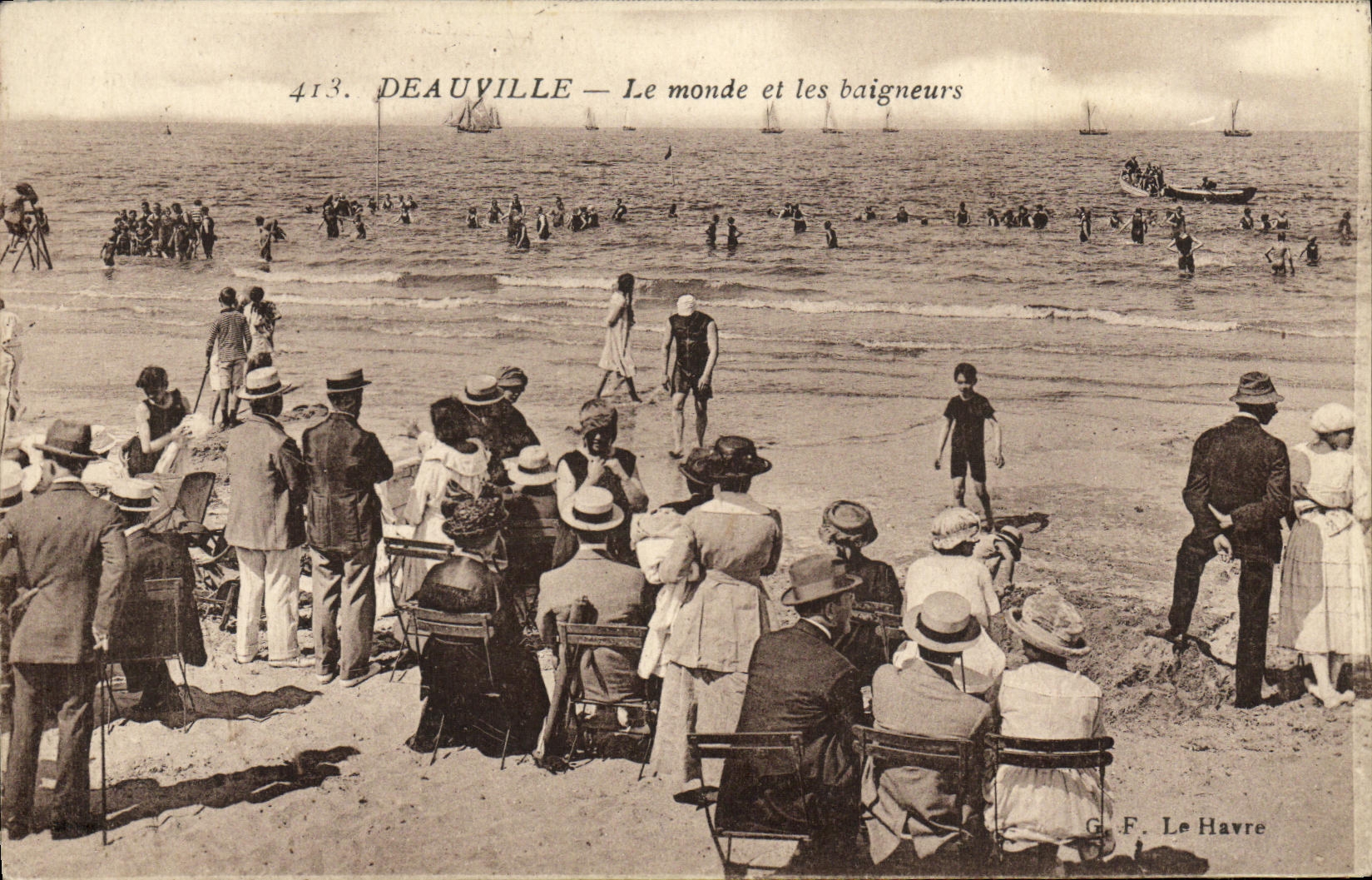 POSTAL Deauville Le Monde de la VENDIMIA y banistas