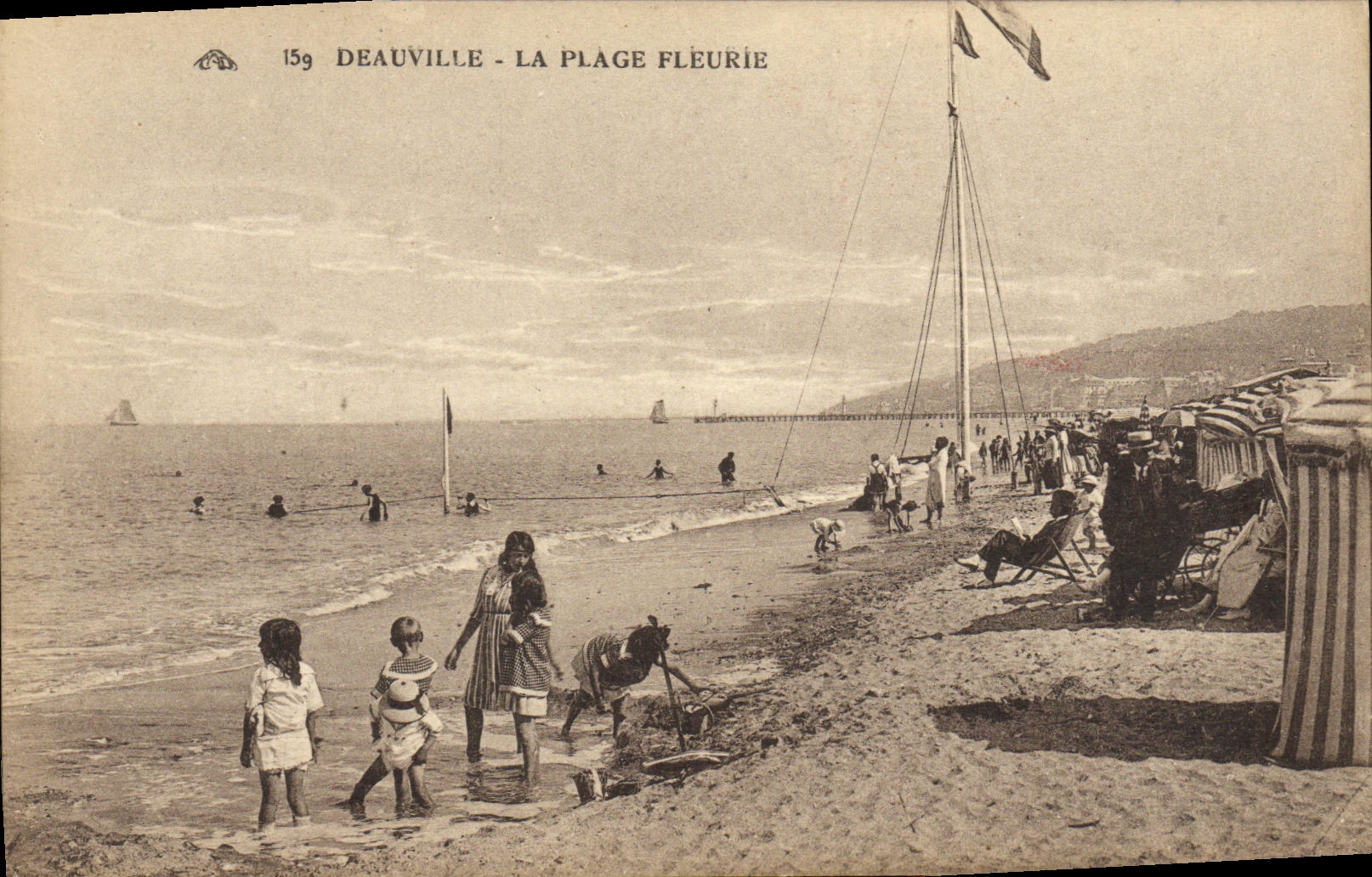 CPA Deauville La Plage Fleurie 