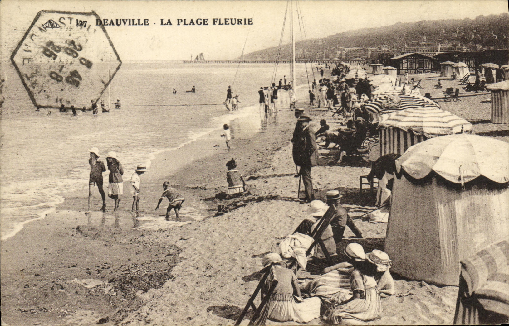 CPA Deauville La Plage Fleurie 