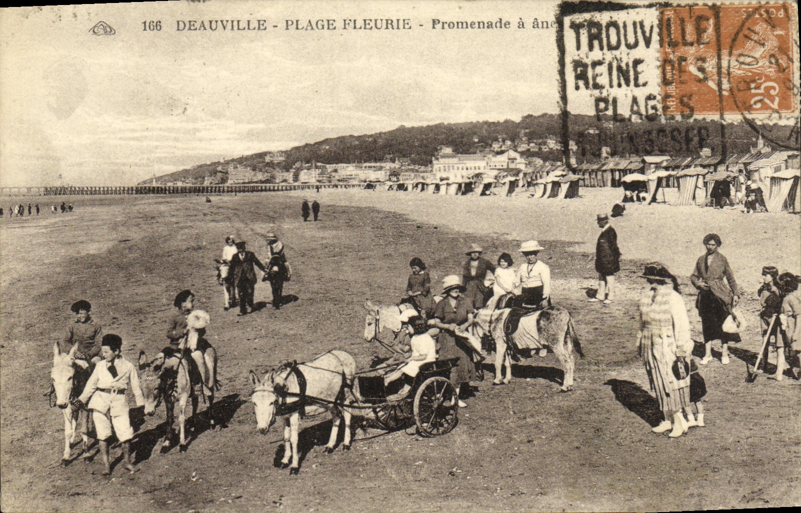El coche florecido Deauville de la playa de la POSTAL de la VENDIMIA tiene asno