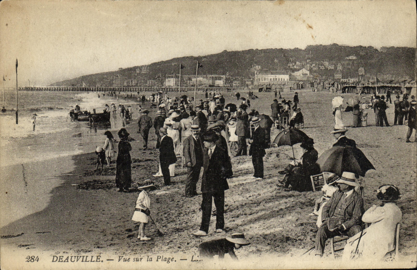 CPA Deauville Vue sur la Plage