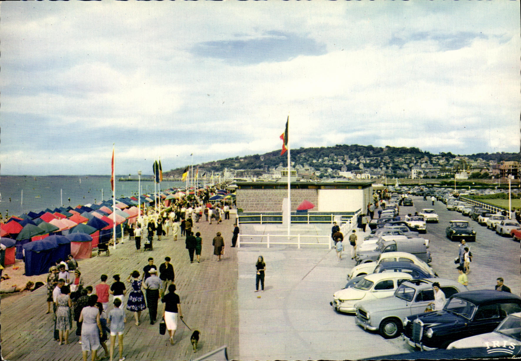 CPM Deauville Plage Fleurie La promendae et la plage et le Boulevard de la Mer