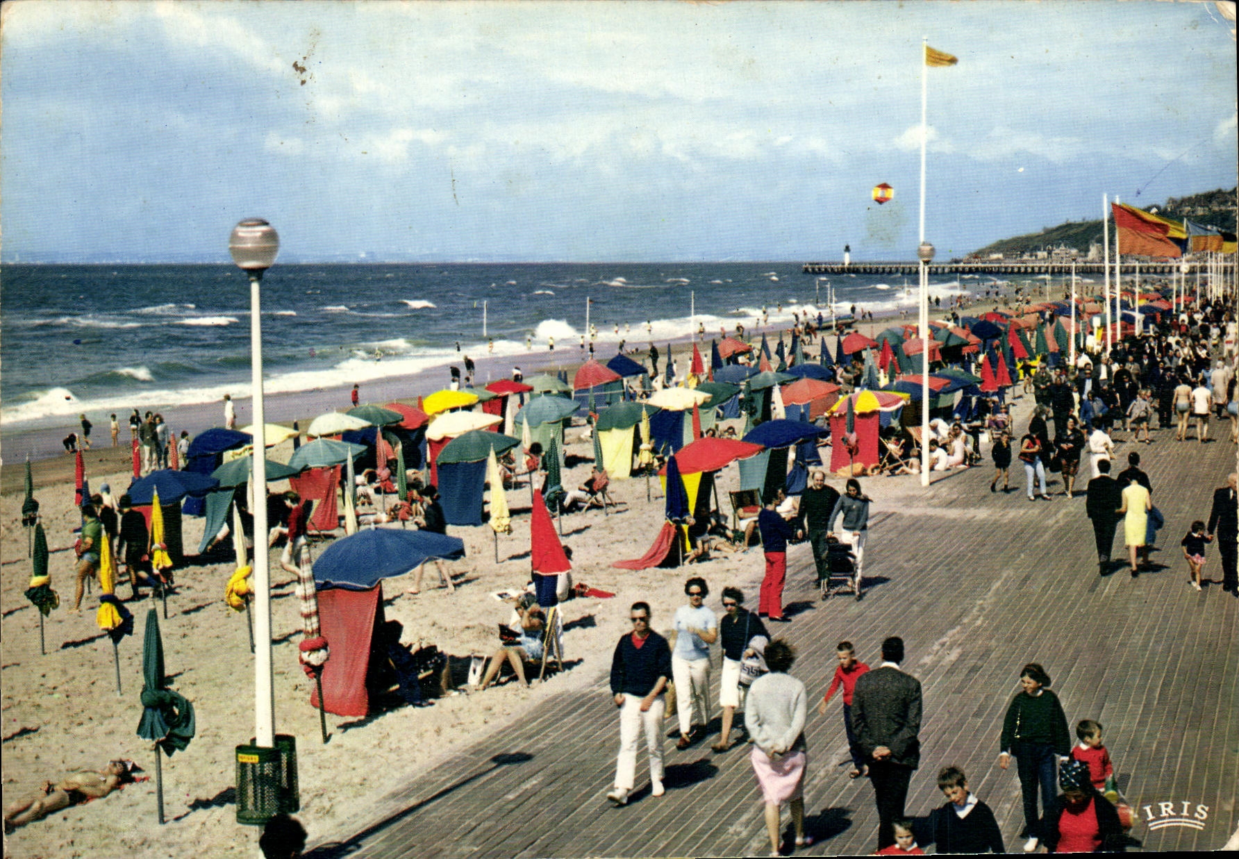 CPM A Deauville Plage Fleurie La promenade et la mer