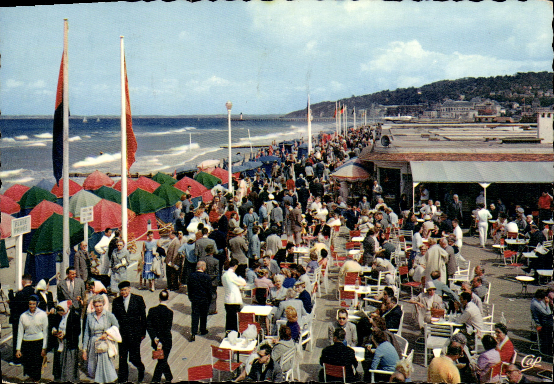 POSTAL MODERNA Deauville la playa florecio la caminata en los tableros y la barra del sol