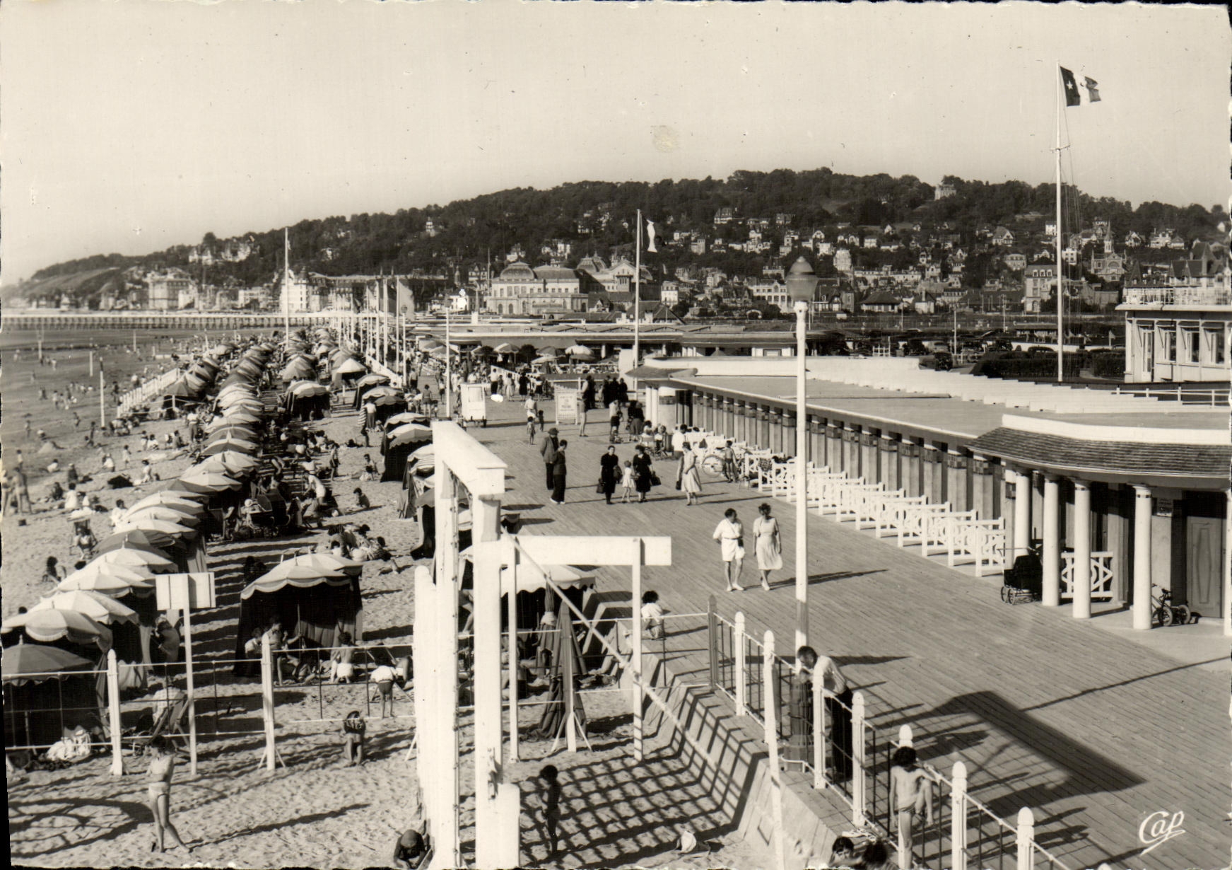 POSTAL MODERNA Deauville florecio D vista playa junto en la playa y la ciudad