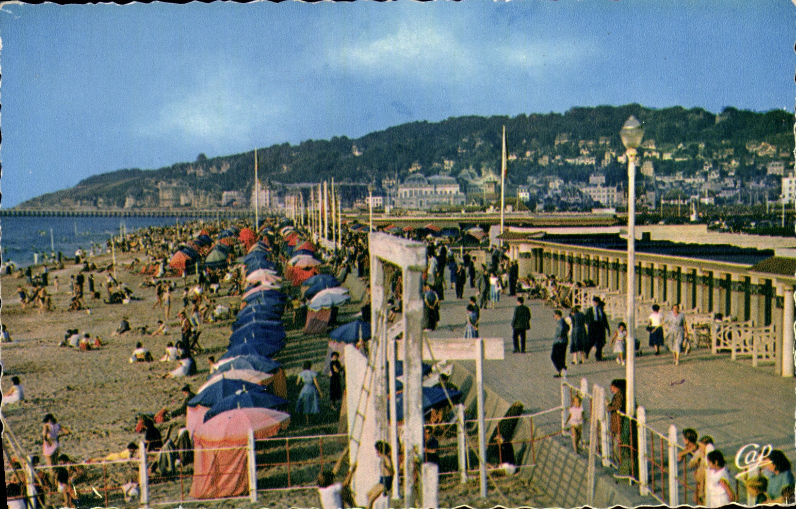 POSTAL MODERNA Deauville la playa florecida la caminata y la barra del Sun