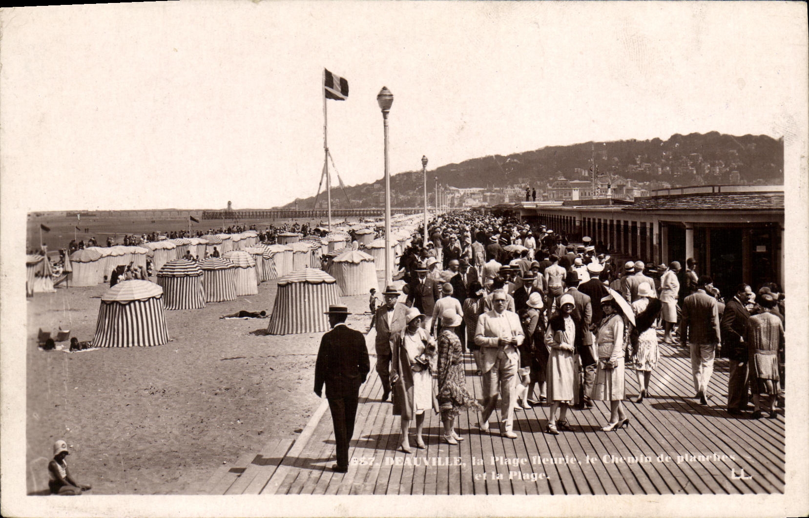 CPA Deauville La Plage Fleurie 