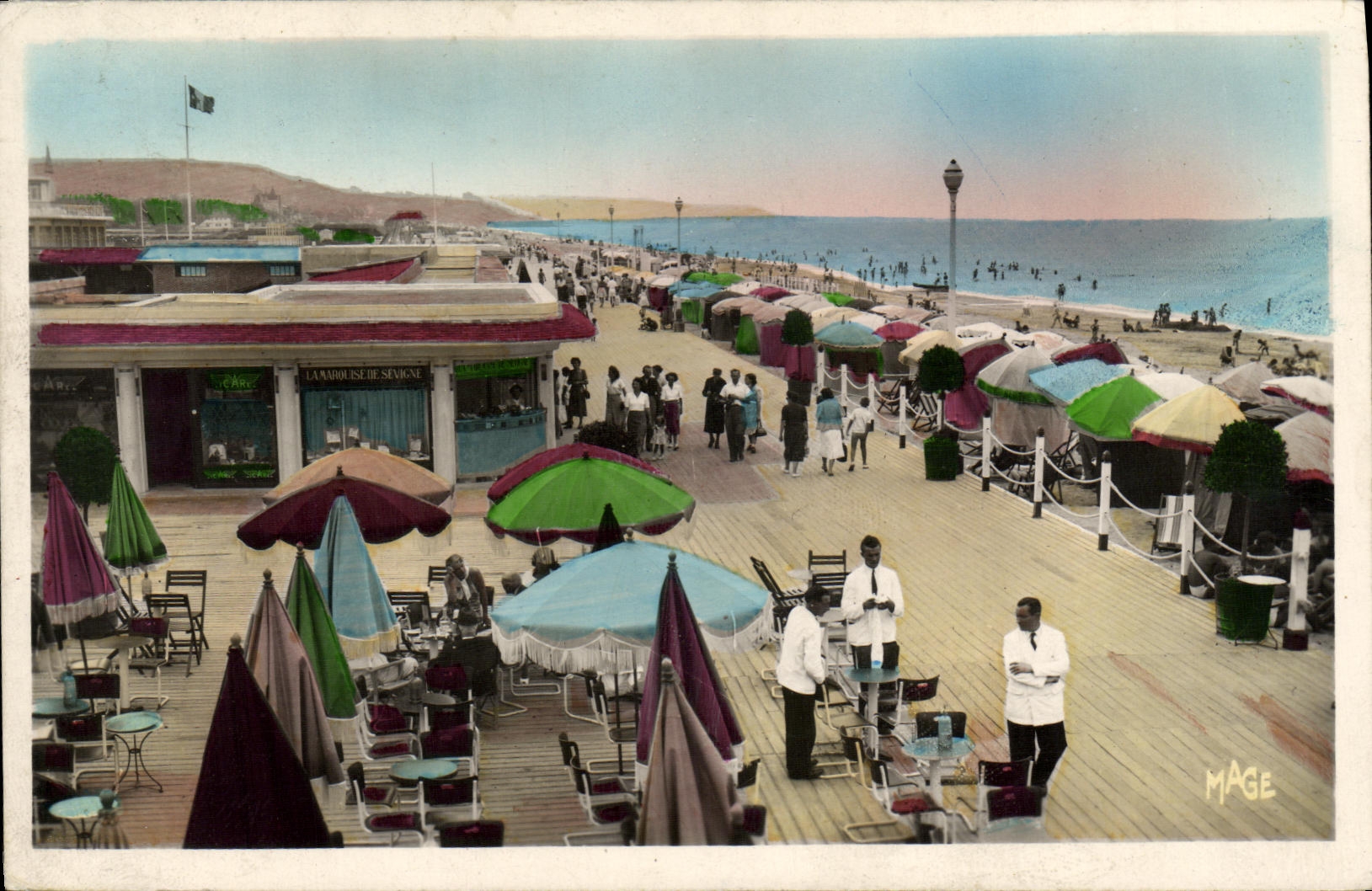 CPA Deauville La Promenade des Planches
