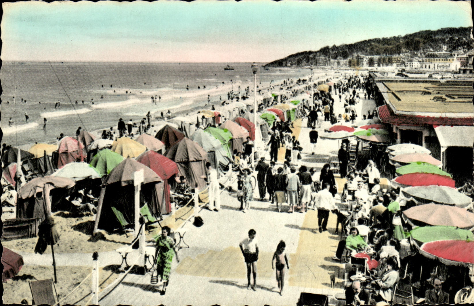 POSTAL Deauville de la VENDIMIA los tableros florecidos de la playa y la barra del Sun