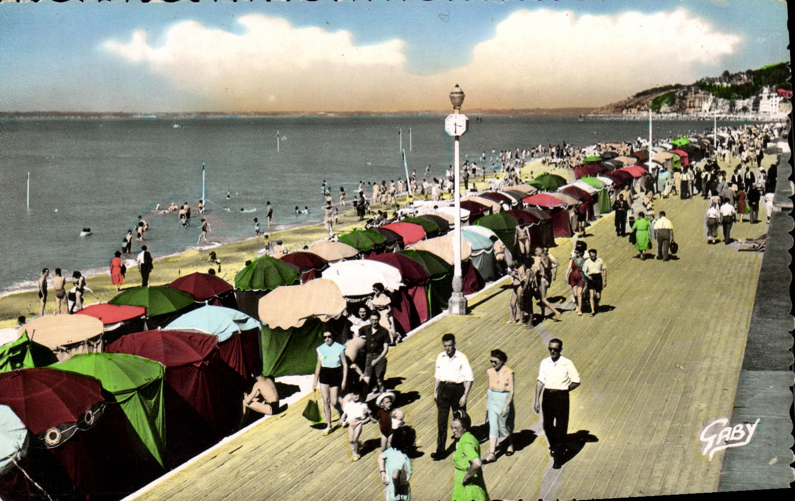 POSTAL Deauville de la VENDIMIA la playa florecida la caminata de los tableros y de la playa