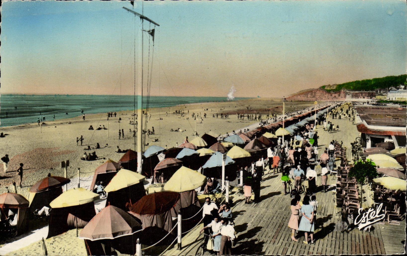 Tableros de Deauville de la POSTAL de la VENDIMIA y la playa delante de la barra del Sun