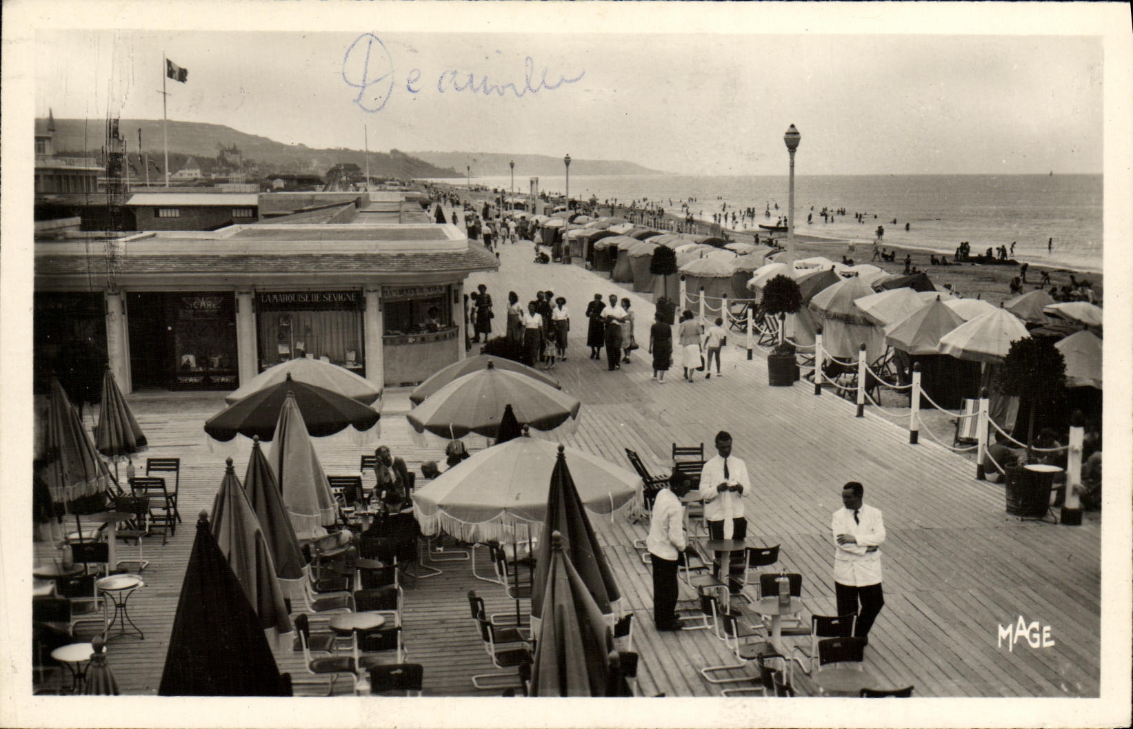 CPA Deauville La Promenade des Planches