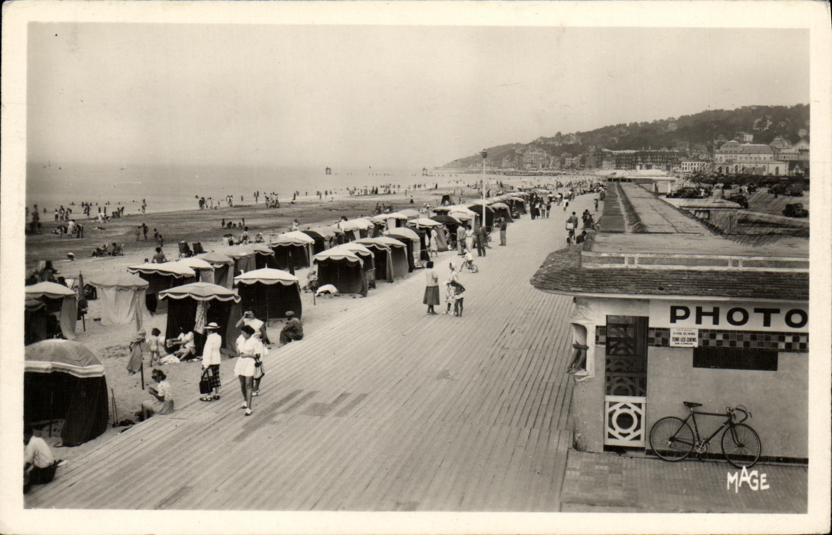 CPA Deauville Vue generale de la Plage