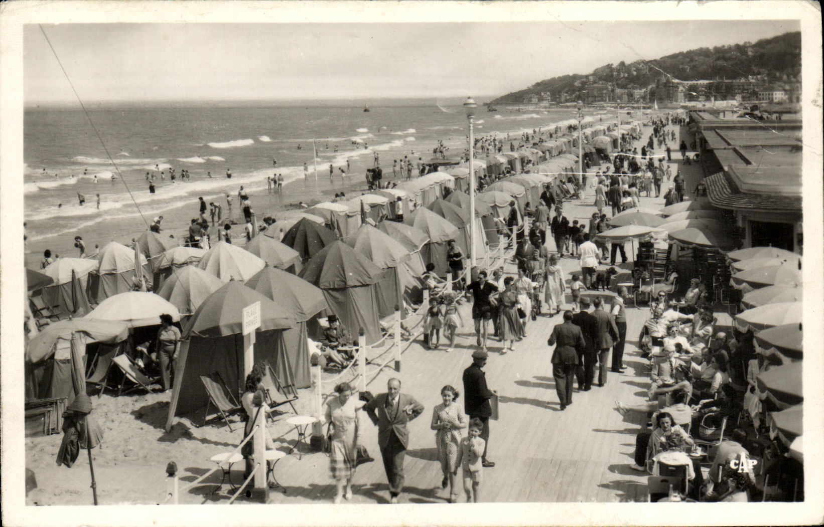 CPA Deauville Plage Fleurie Les Planches et le Bar du Soleil