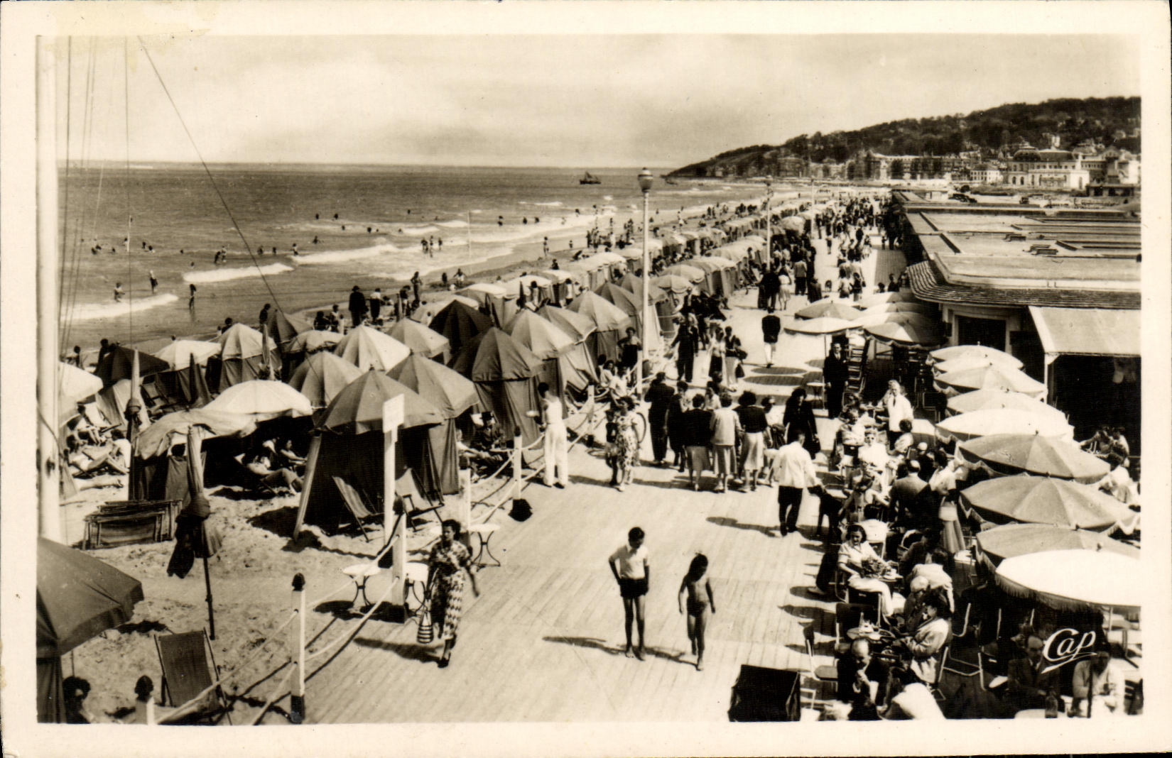 CPA Deauville Plage Fleurie Les Planches et le Bar du Soleil