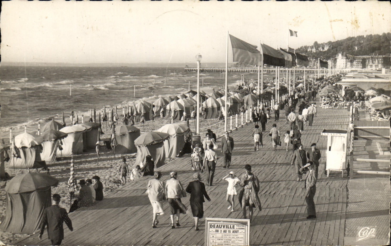 CPA Deauville Plage Fleurie Les Planches et la Plage a maree haute