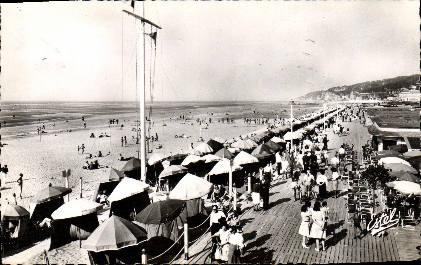 CPA Deauville Les Planches et la Plage devant le Bar du Soleil