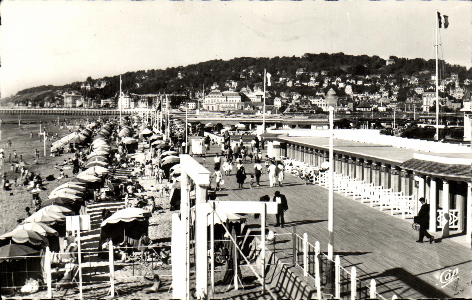 La POSTAL Deauville de la VENDIMIA florecio la playa
