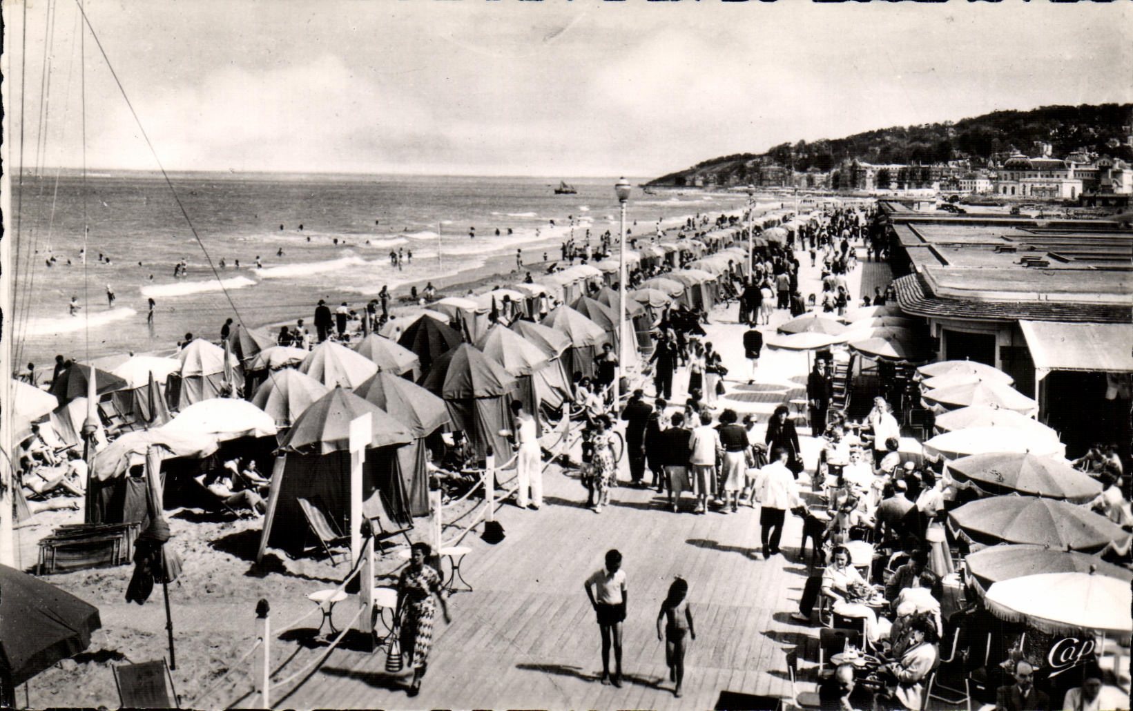 CPA Deauville Plage Fleurie Les Planches et le Bar du Soleil