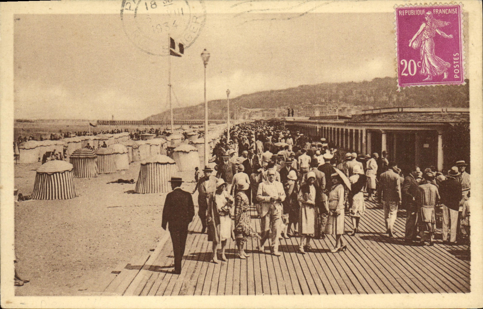 CPA Deauville La Plage Fleurie Le Chemin de Planches et la Plage