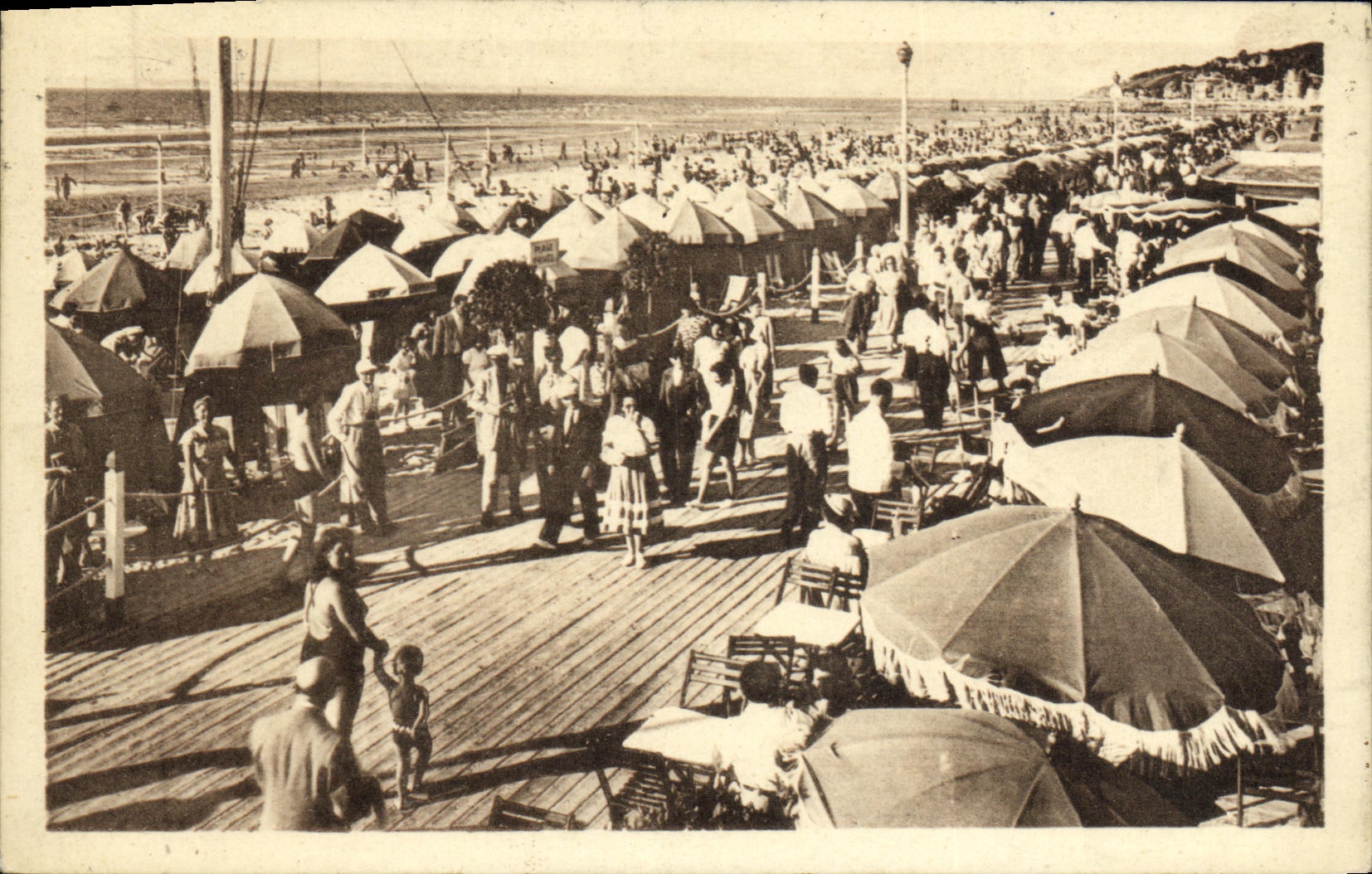 CPA Deauville La Plage Fleurie Les Planches et la Plage