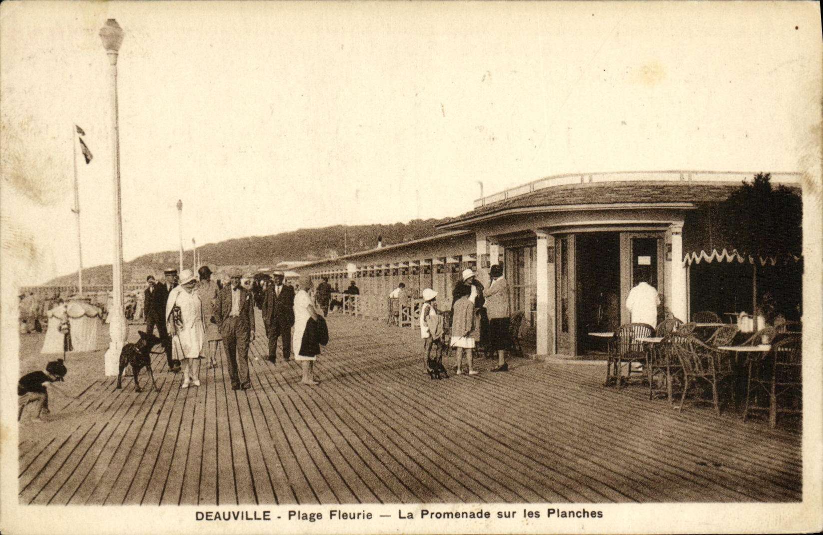 CPA Deauville Plage Fleurie La Promenade sur les Planches