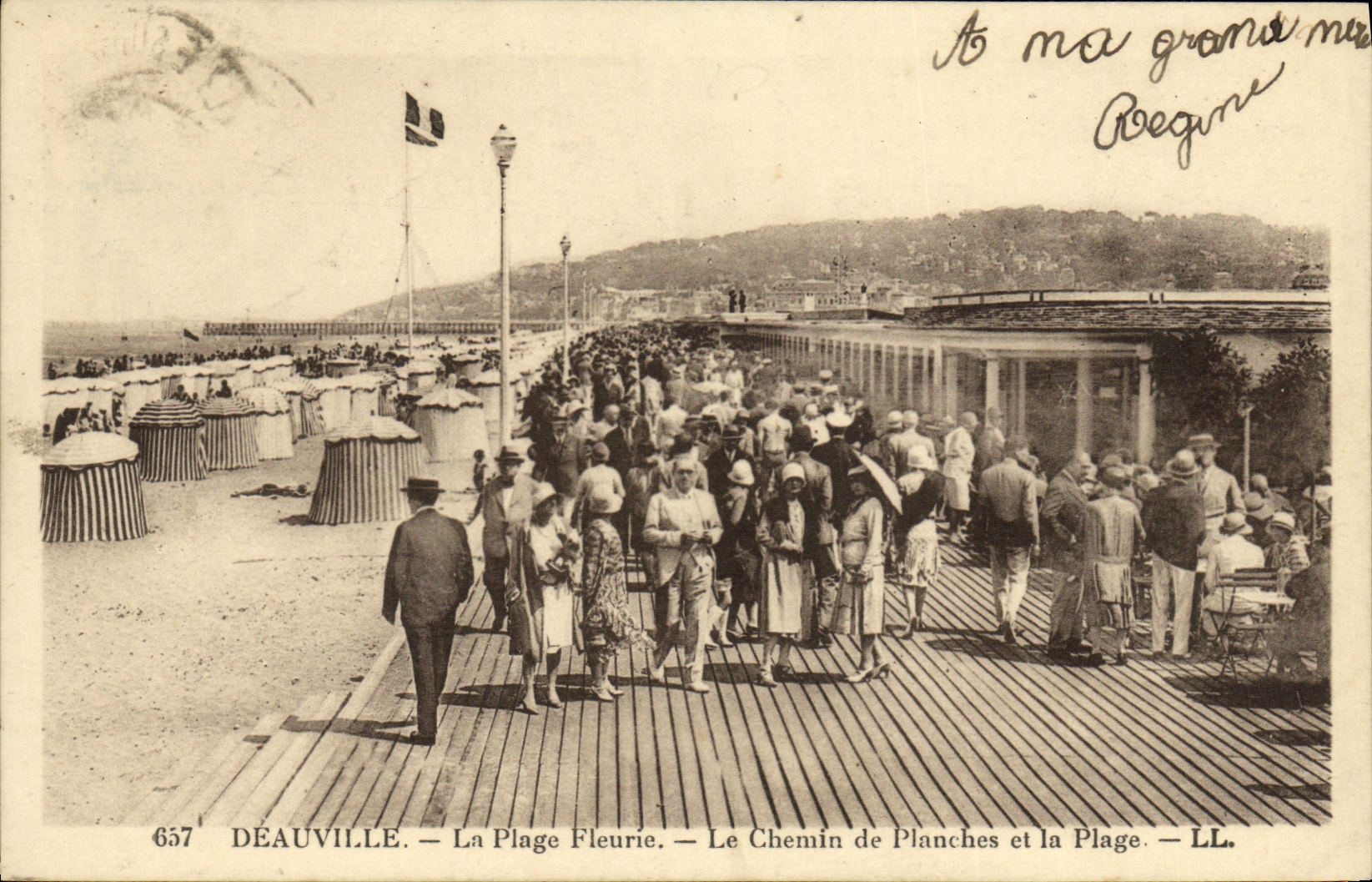 CPA Deauville La Plage Fleurie Le Chemin de Planches et la Plage