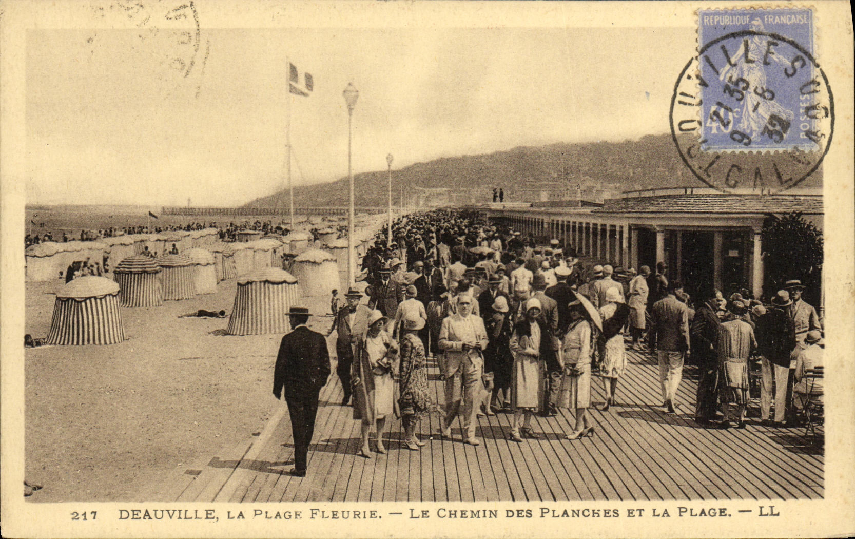 CPA Deauville La Plage Fleurie Le Chemin de Planches et la Plage