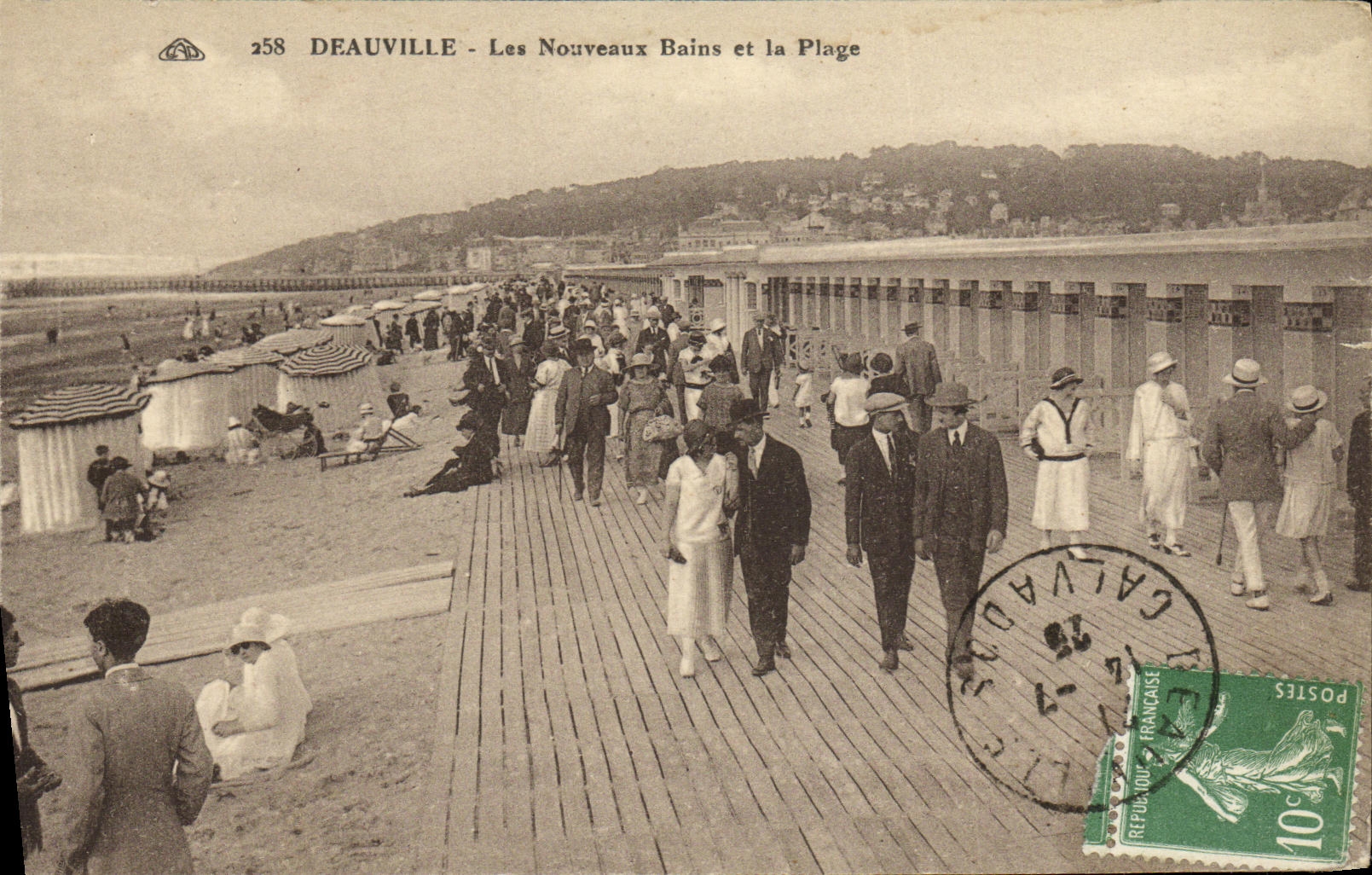 CPA Deauville Les Nouveaux Bains et la Plage