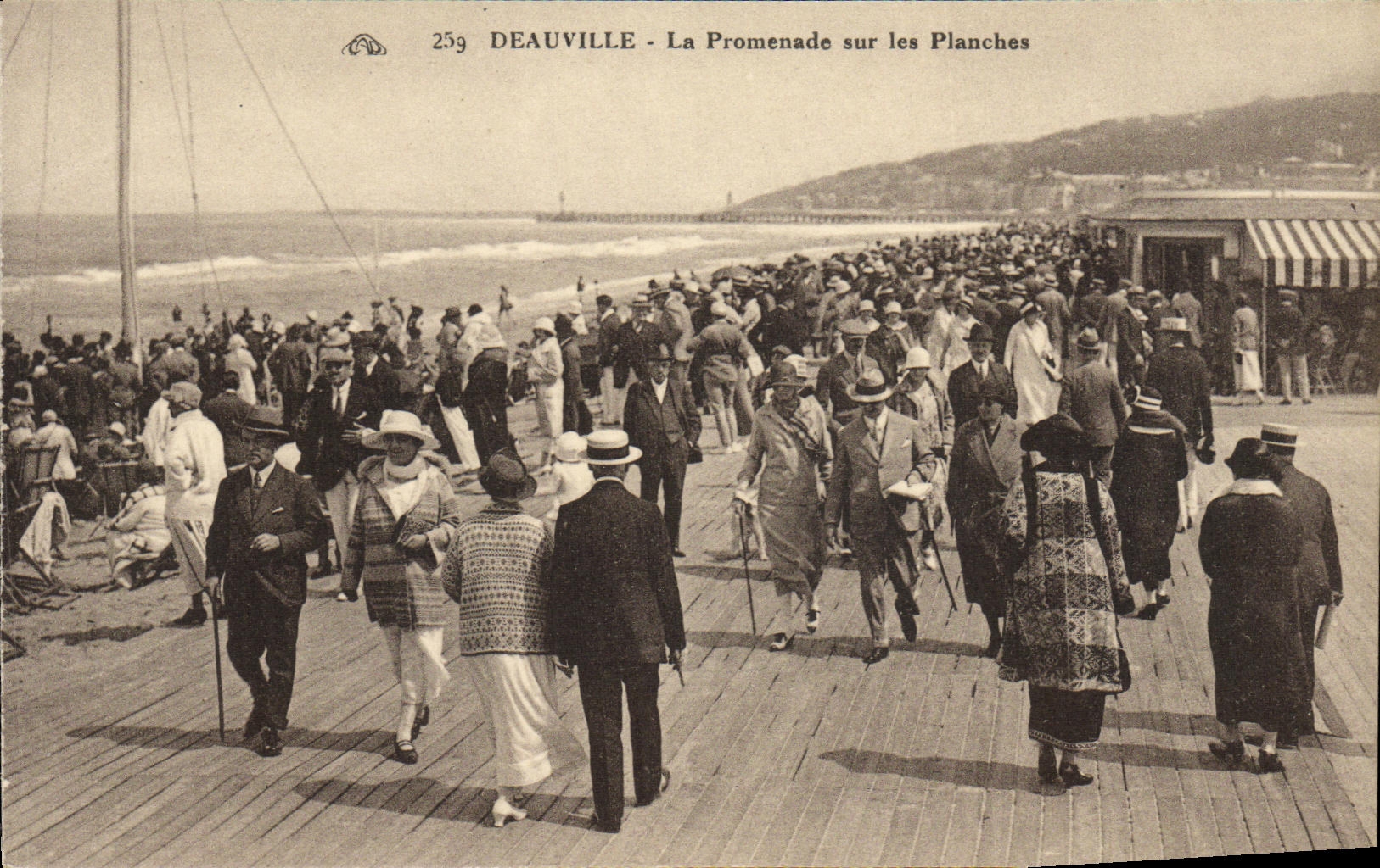 POSTAL Deauville de la VENDIMIA la caminata en los tableros