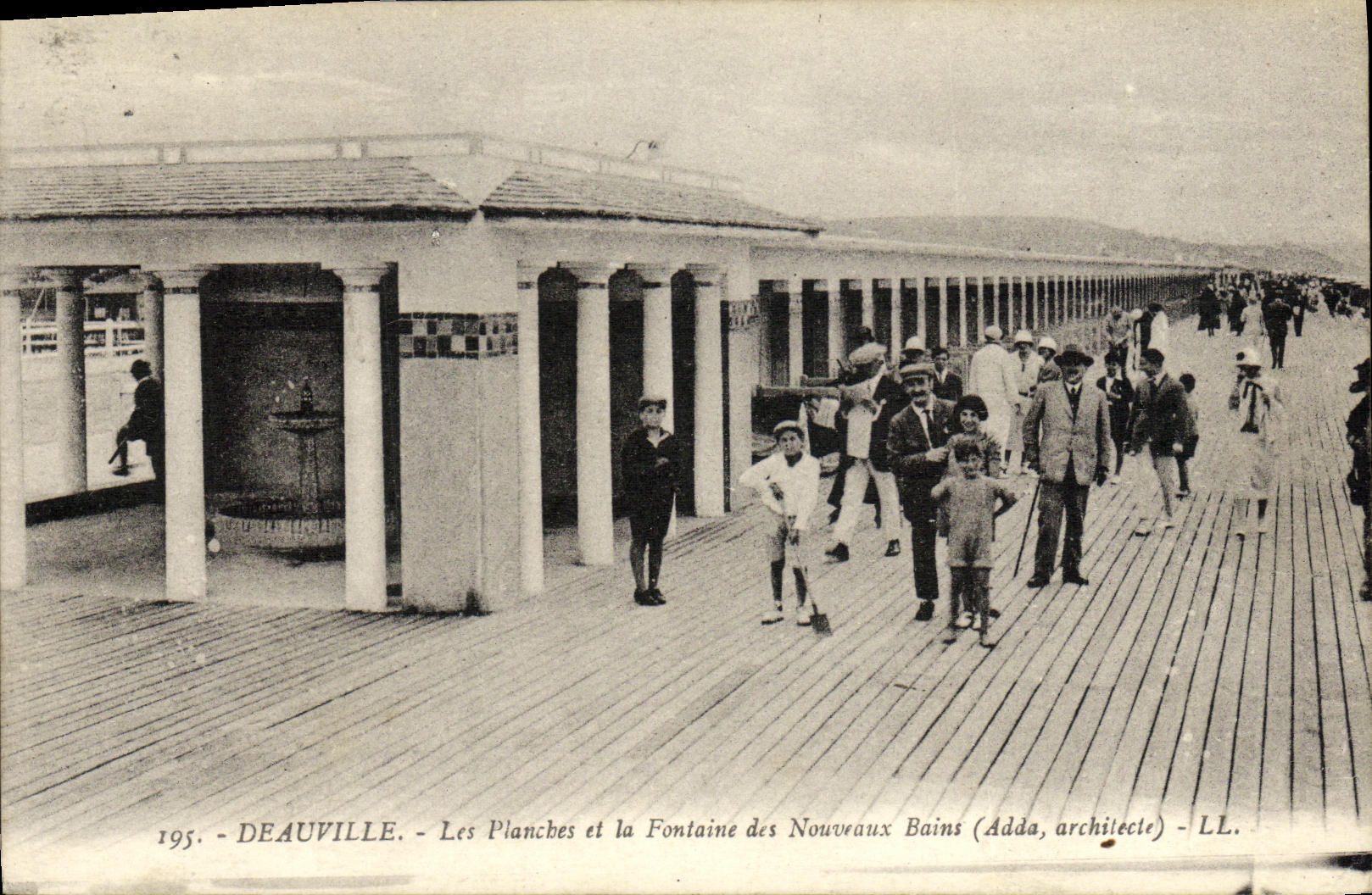 Tableros de Deauville de la POSTAL de la VENDIMIA y la fuente de los nuevos ninos de los banos