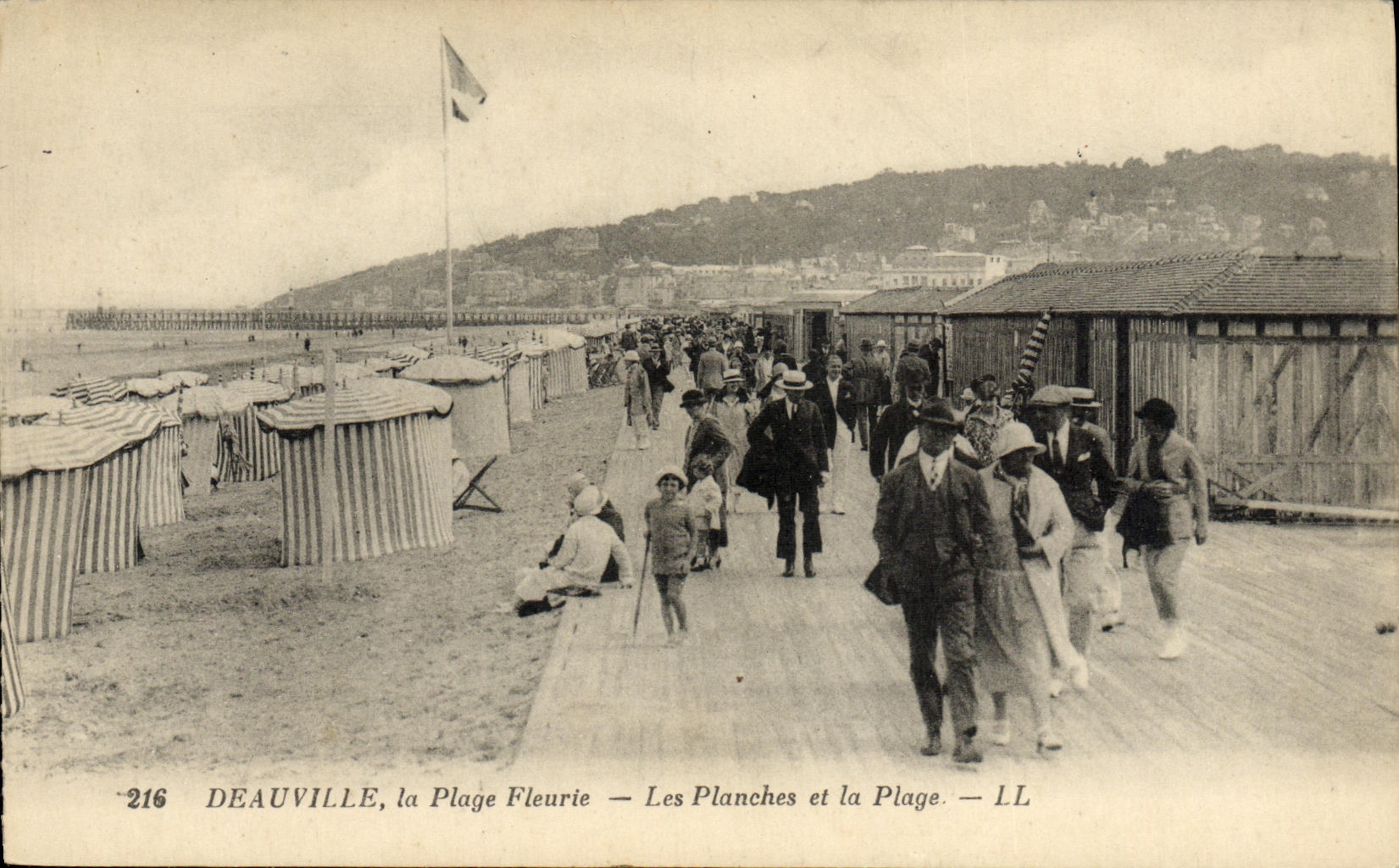 CPA Deauville la Plage Fleurie Les Planches et la Plage