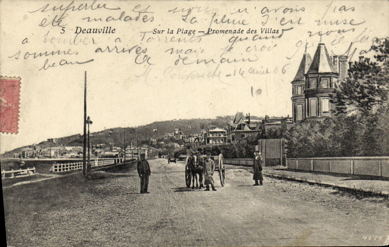 CPA Deauville Sur la Plage Promenade des Villas animee 