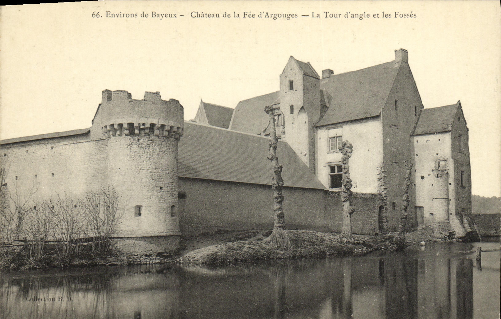 CPA Environs Bayeux Chateau de la Fee d Argouges La tour d angle et les fosses