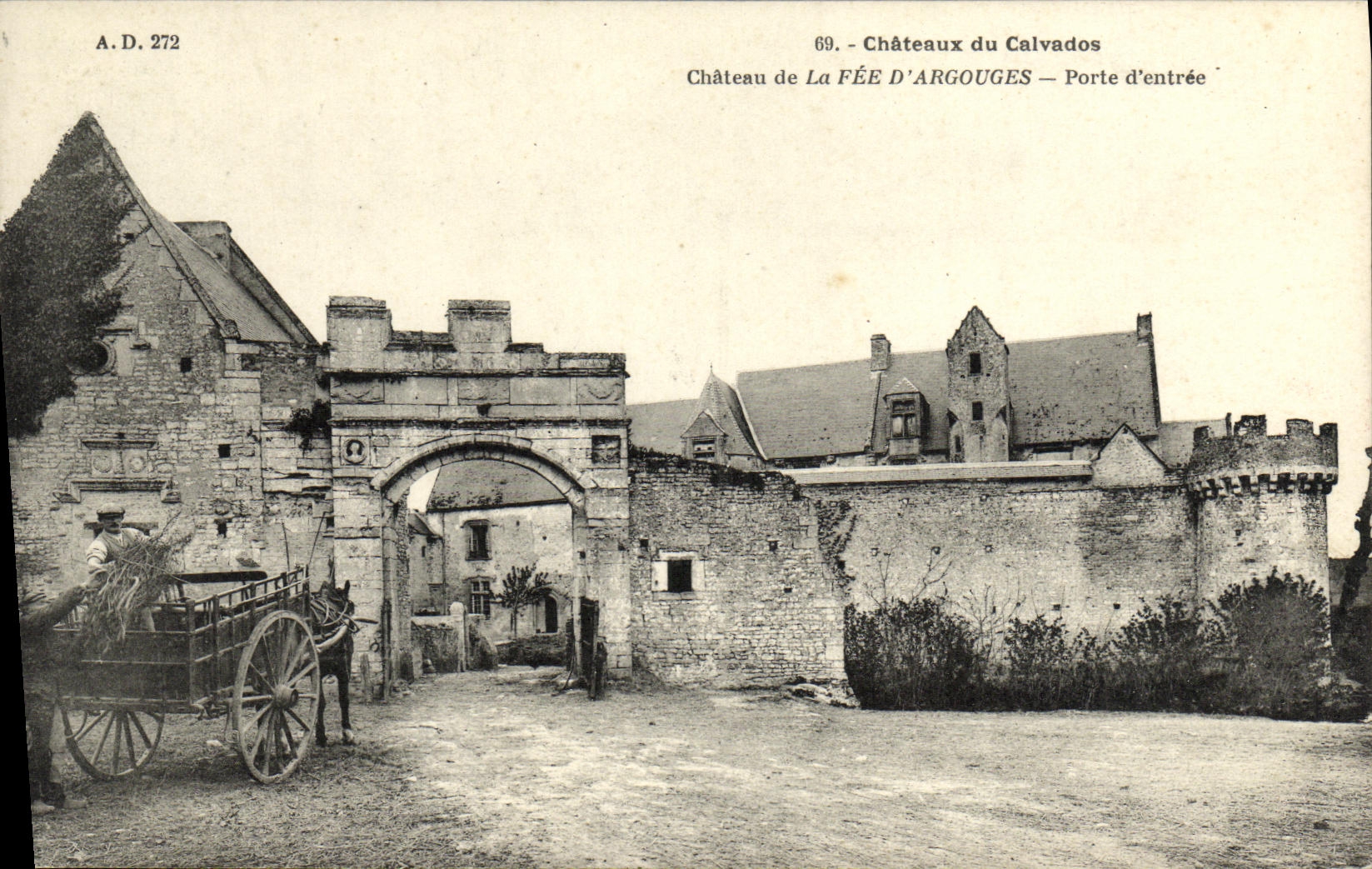 CPA Chateaux du Calvados Chateau de la Fee d Argouges Porte d entree animee 