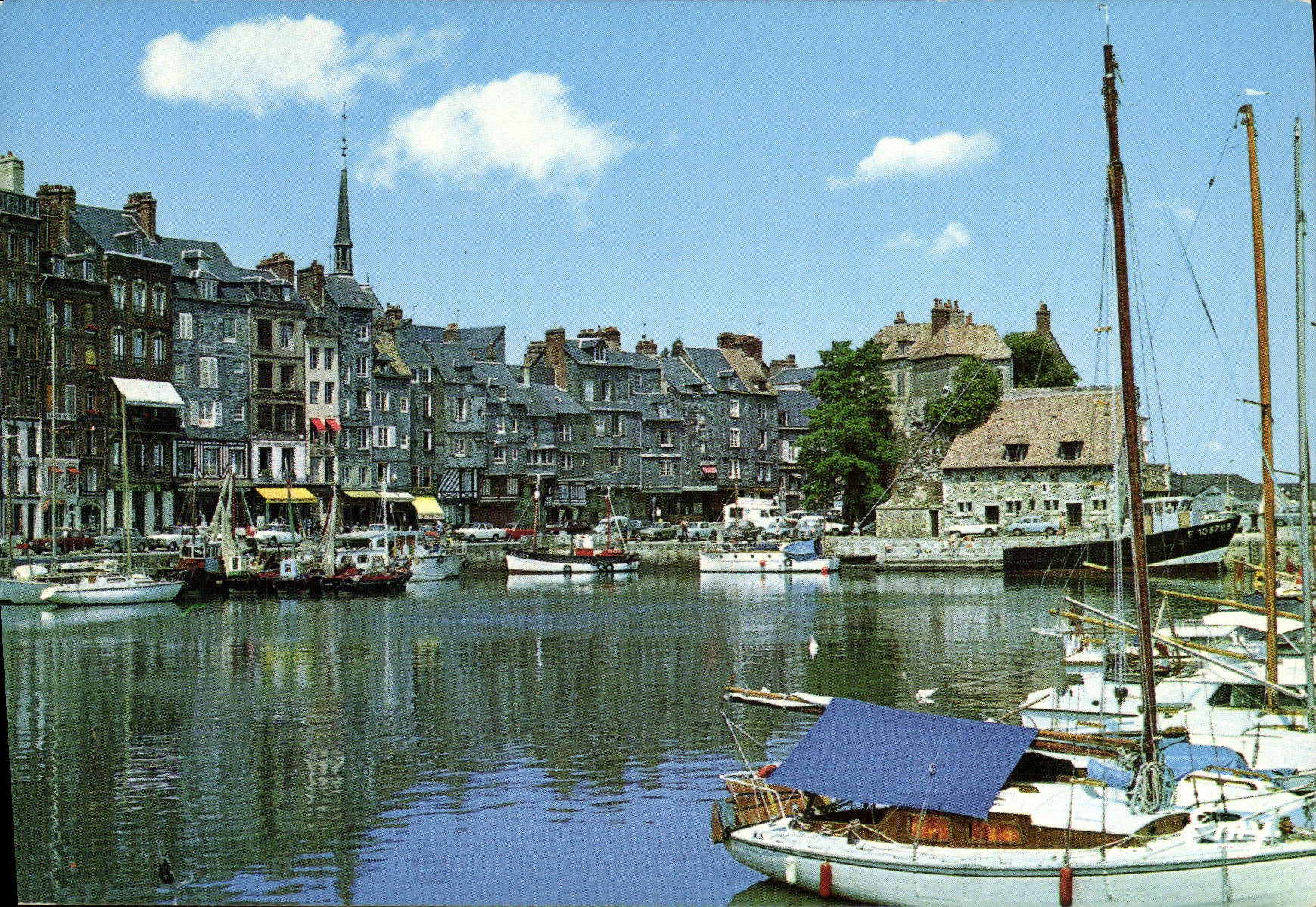 CPM Honfleur Le vieux Bassin Au deuxieme plan Bateaux