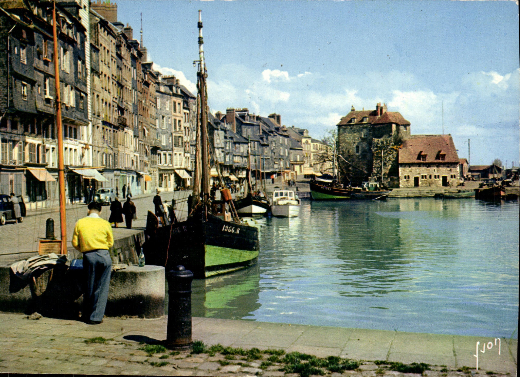 MODERN CARD Honfleur Basin of L Western and quay Sainte Catherine Bateaux