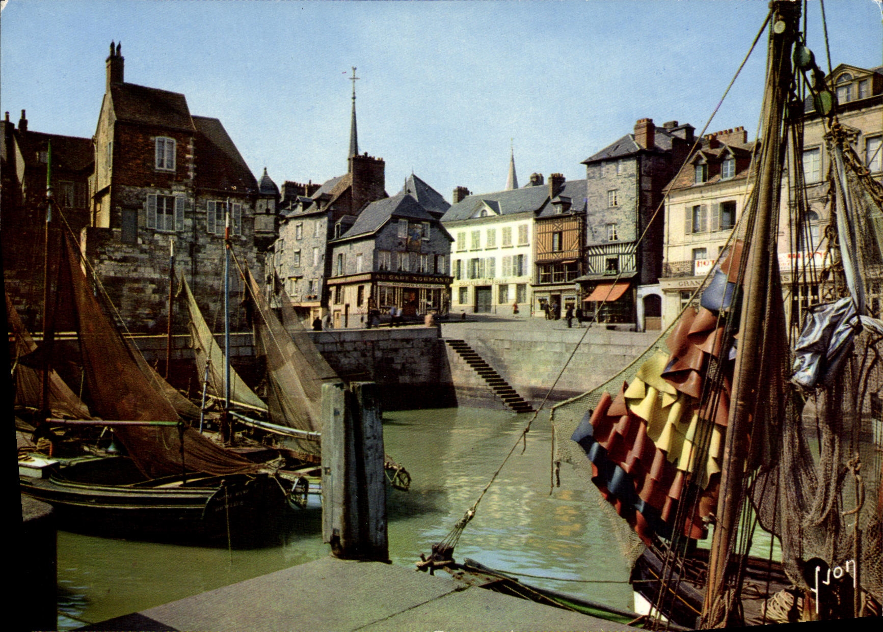 MODERN CARD Honfleur Basin of Lieutenancy and quay Beaulieu Boats