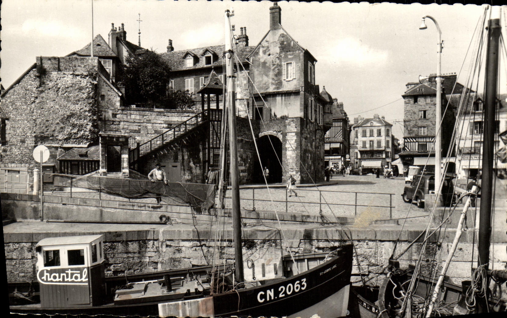 CPM Honfleur Le Vieux Bassin et la Lieutenance Bateau