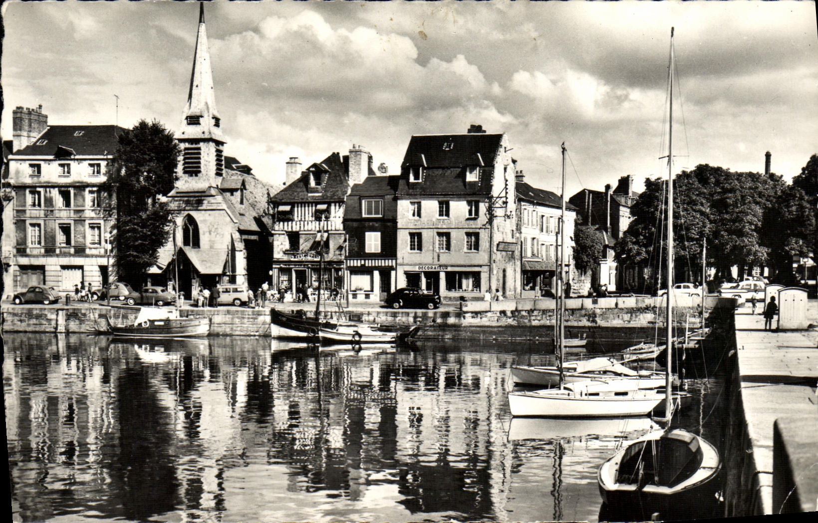 CPM Honfleur Le Bassin et le Musee Bateaux
