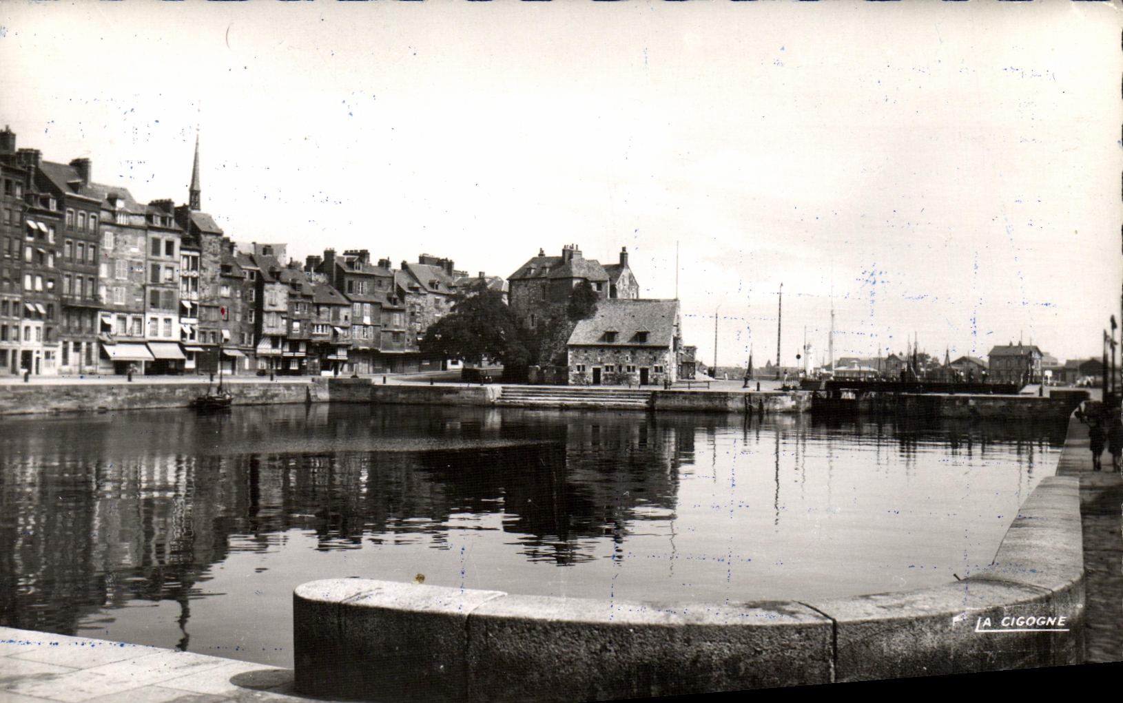 CPM Honfleur Le Bassin en pleine eau
