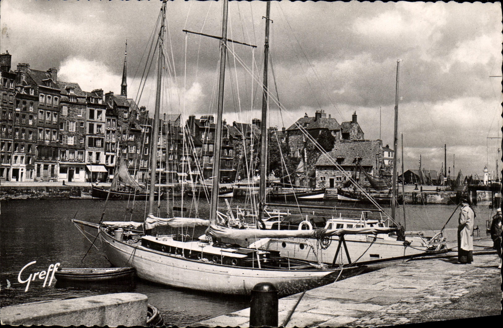 CPM Honfleur Le Vieux Bassin la Lieutenance le qual Sainte Catherine Bateau