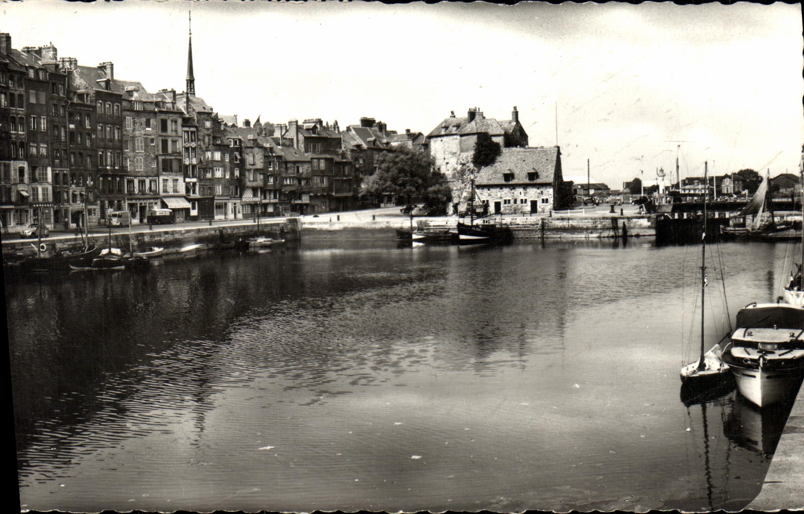 CPM Honfleur Le Vieux Bassin 