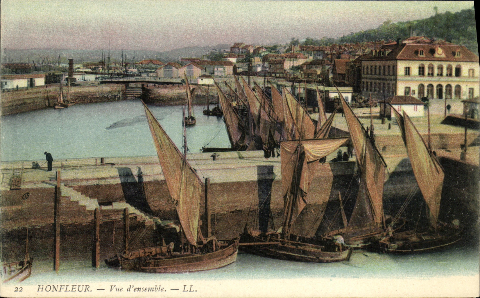 CPA Honfleur Vue d ensemble Bateaux