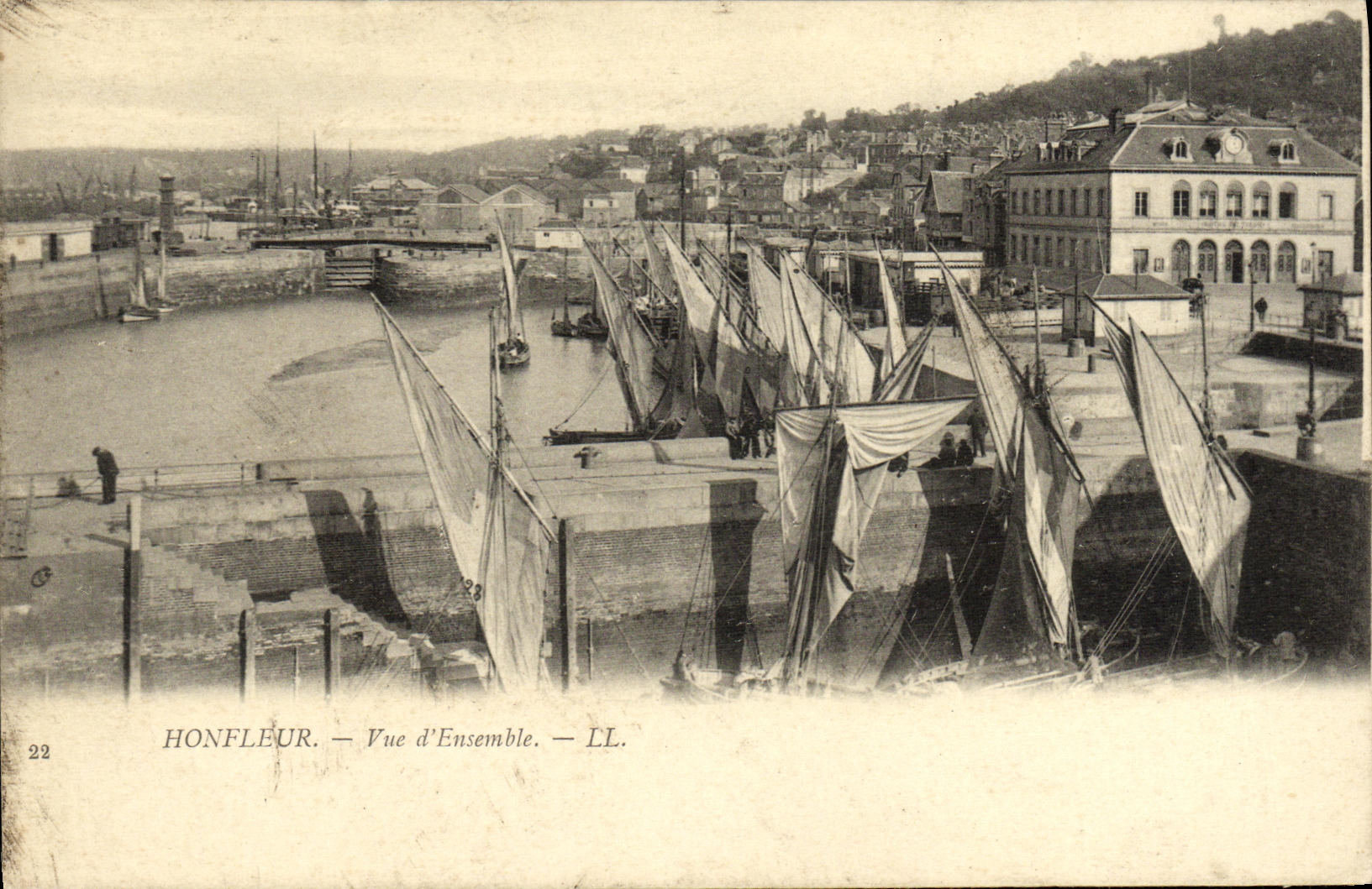 CPA Honfleur Vue d Ensemble Bateaux