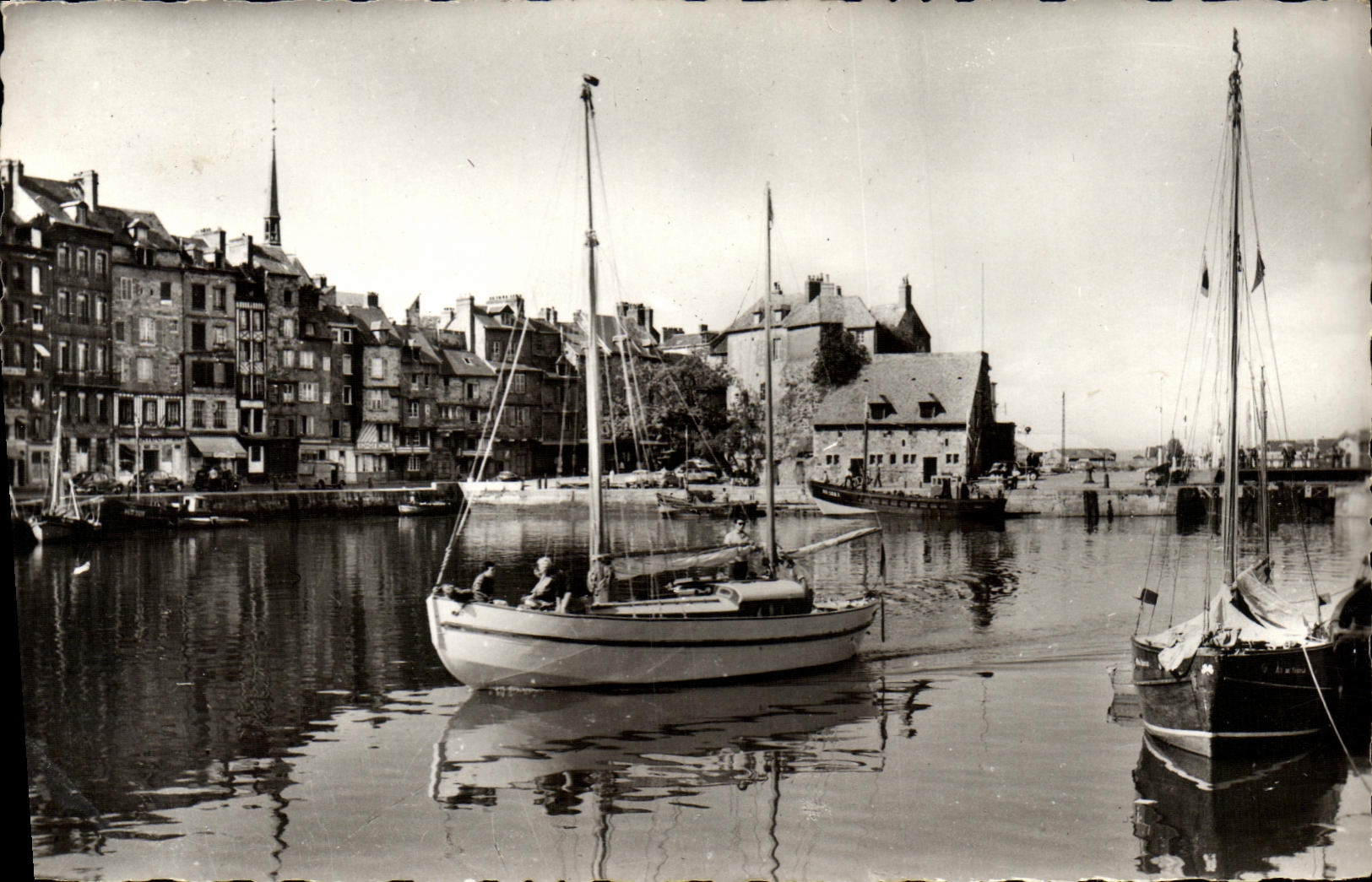 CPM Honfleur Entree d un Yacht dans le vieux port Bateaux 