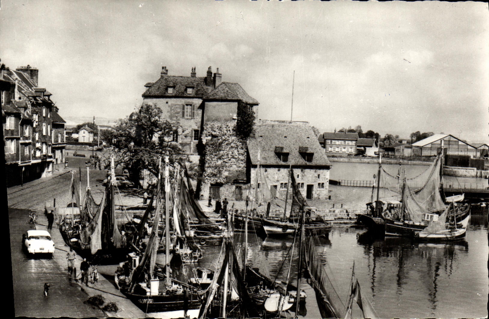 CPM Honfleur Les Bateaux de Peche et la Lieutenance Bateaux